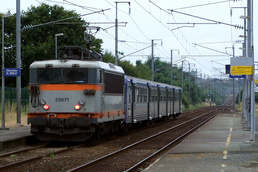 La BB 25671 + RRR sur un TER Rennes - Saint Brieuc, elle quitte la petite gare d'Yffiniac le 02.07.2008.jpg